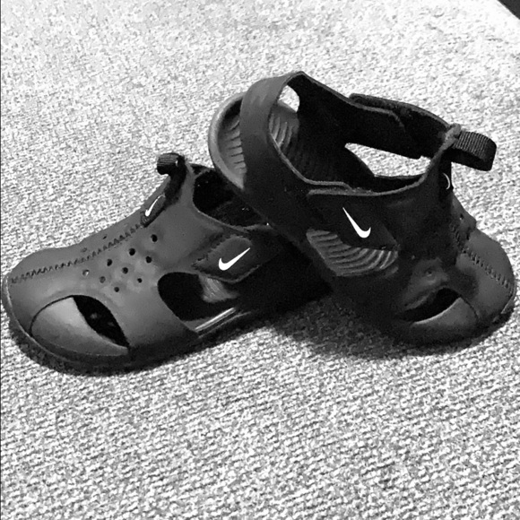 nike youth sandals